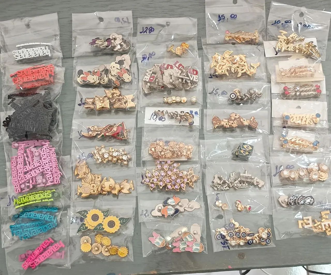 129 pares de Pins para sandálias 