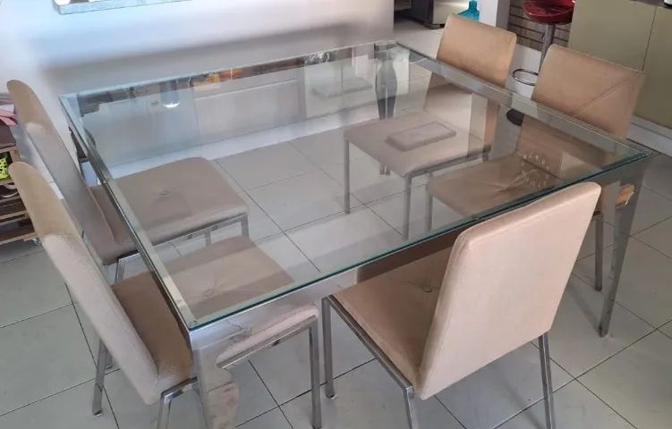 Mesa de jantar quadrada (1,5m x 1,5m) com cadeiras