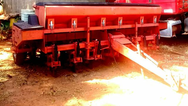Vende-se se uma máquina agrícola plantadeira 15,00$