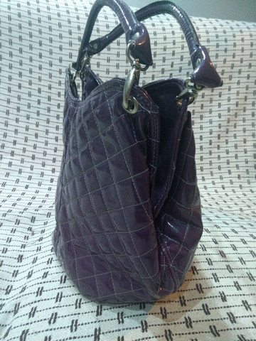 Bolsa verniz matelasse uva - Foto 5