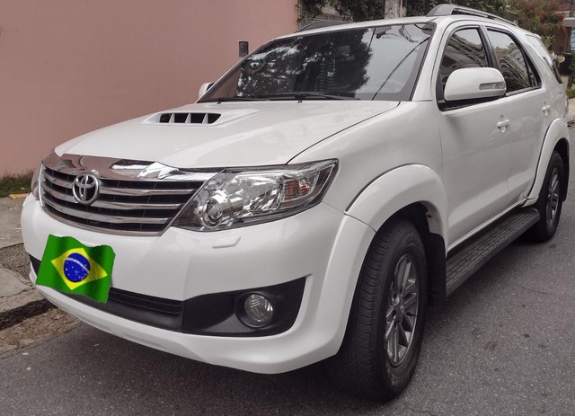 TOYOTA HILUX SW4 7 LUGARES DIESEL COMPLETA 2013