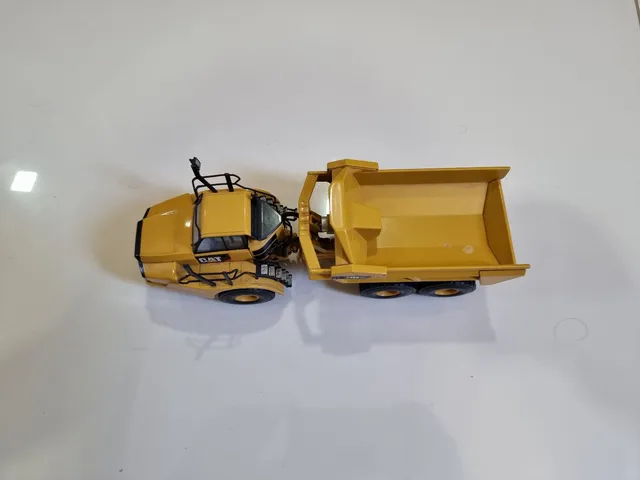 Miniatura Caminhão Articulado Caterpillar Modelo 740B EJ Escala 1