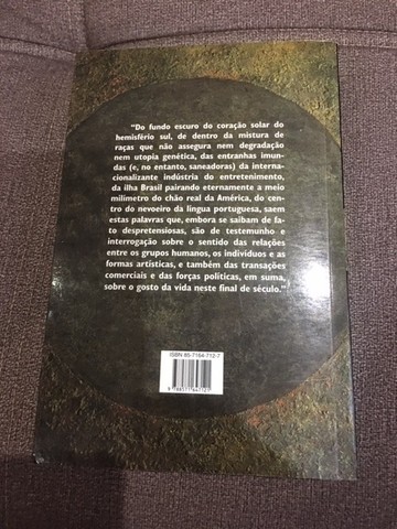 Livro Caetano Veloso - Verdade Tropical - Foto 2