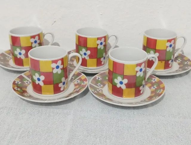 5 xicaras com 5 pires em porcelanas