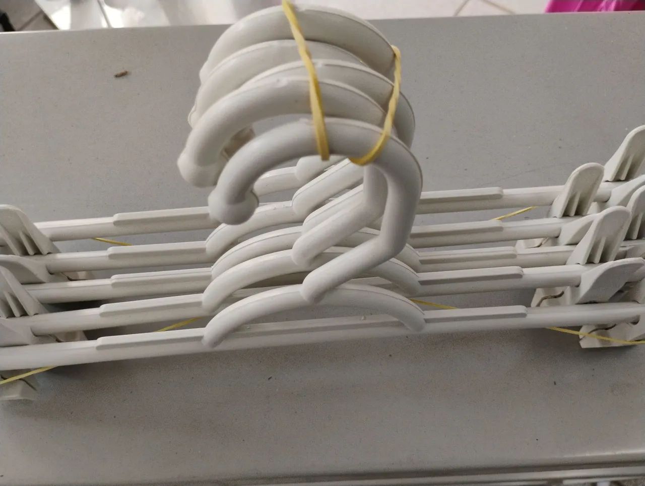 Cabide branco com presilha novo 14,90