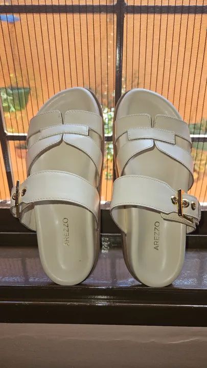 Sandália Rasteira Off-White Couro Fivela Arezzo