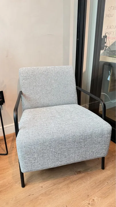 Poltrona cinza com estrutura em metal