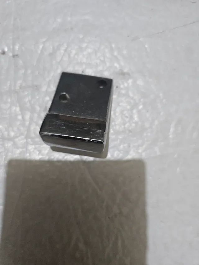Fiorino furgao 147 batente fechadura tampa traseira novo original  - Foto 4