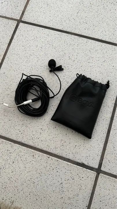 Microfone de lapela com fio