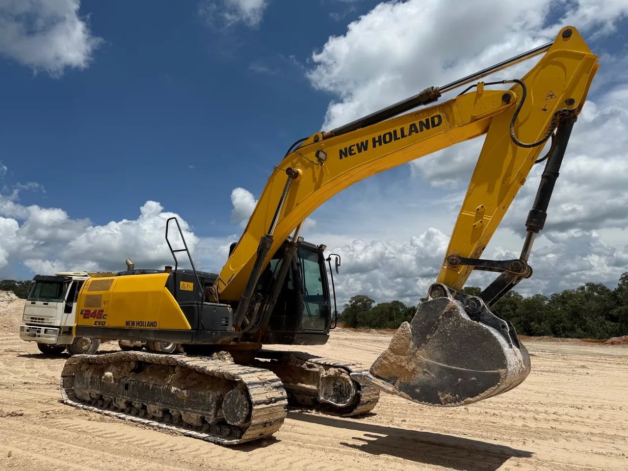Escavadeira E215C evo/E245C evo, máquina em estado de zero! - Foto 2