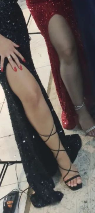 Sandália preta de salto alto