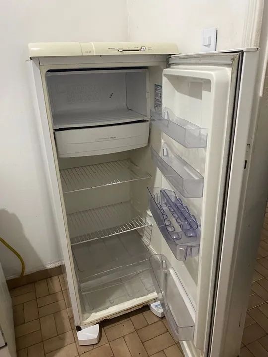 Geladeira Usada funcionando perfeitamente, falar com Alex *
