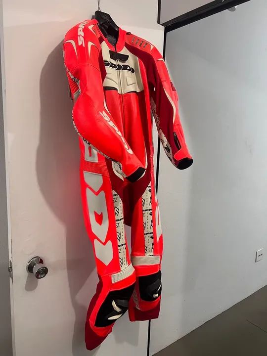 Macacão de Couro Spidi couro d canguru com camel back no cupim 