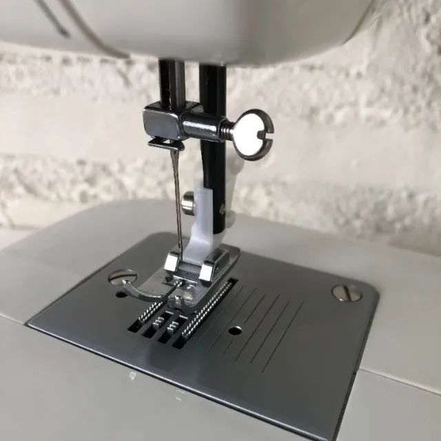 C220 - Máquina de costura Singer Start Mod. 1306 220v  Utensílios