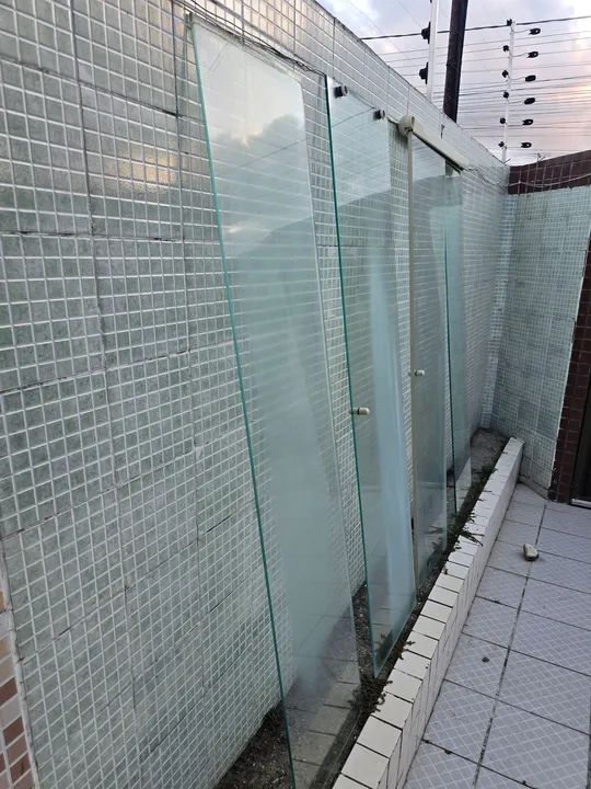 Box para banheiro com 4 partes. 2 fixas de 0,40 X 1,80 e 2 móveis de 0,45 X 1,80.