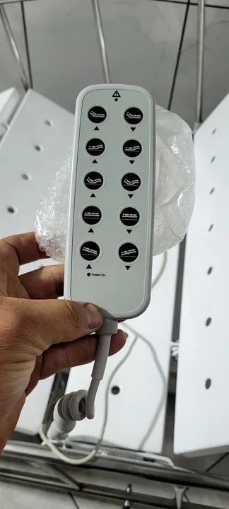 Cama hospitalar elétrica com 2 movimentos.
