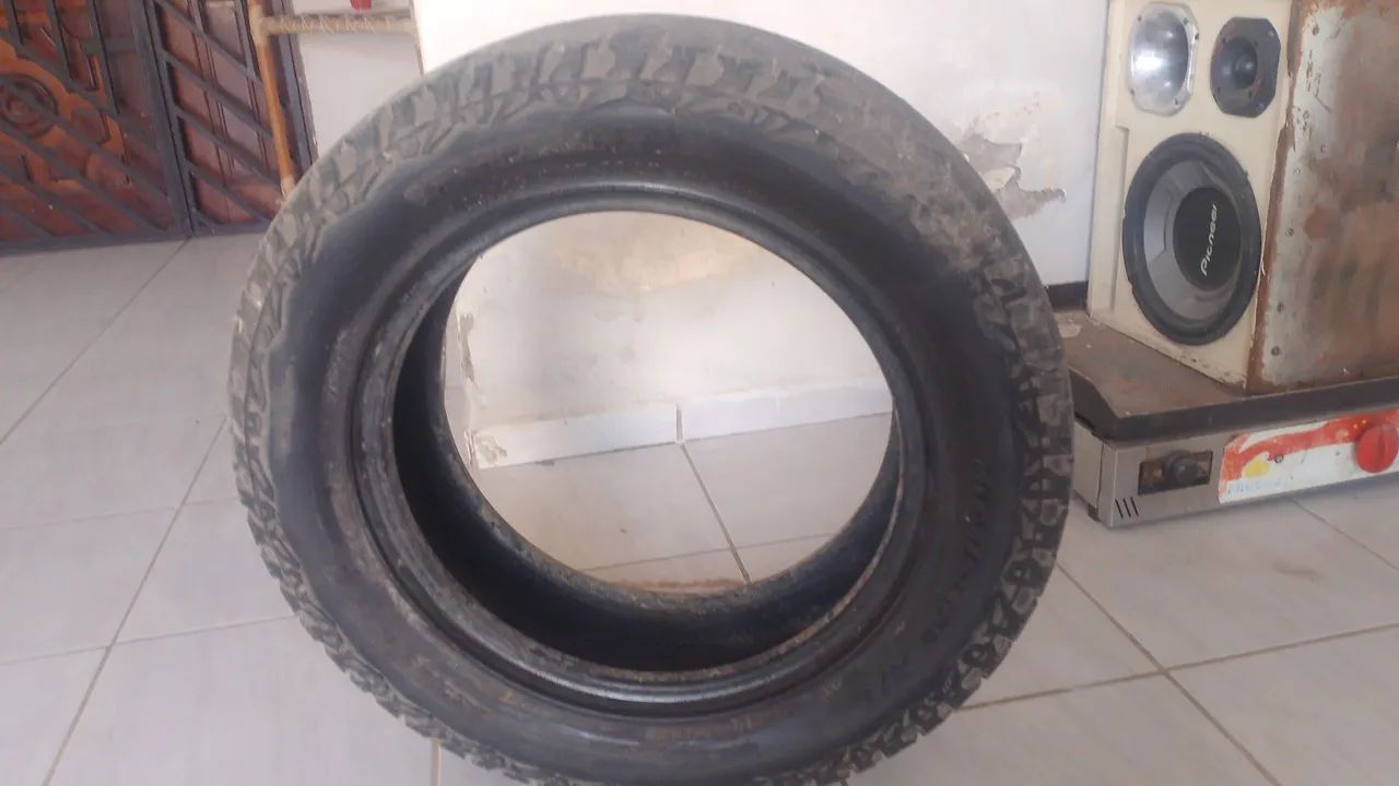 Um pneu tr4 meia vida 