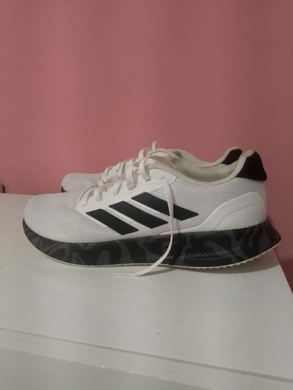 Adidas branco com detalhes em preto