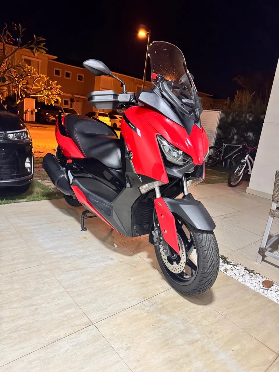 Xmax 250 2024 vermelha com acessórios 