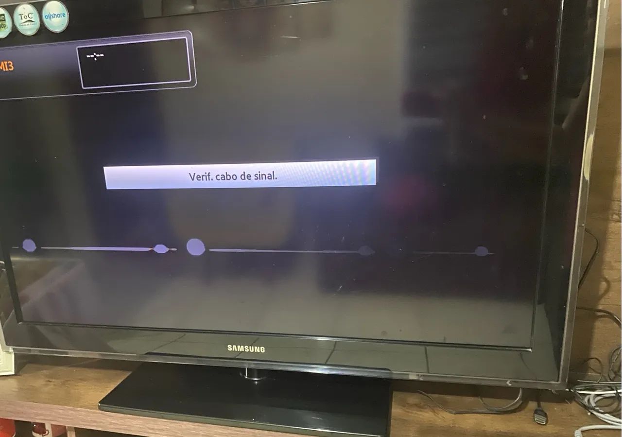 TV, sofá e uma poltrona amarela - Foto 2
