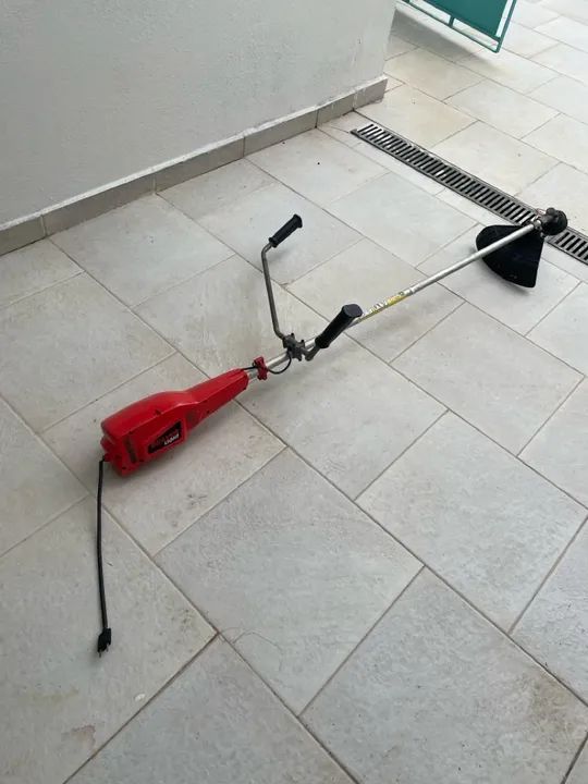 Roçadeira beaver light 1.200w 220v pouco uso - Foto 3