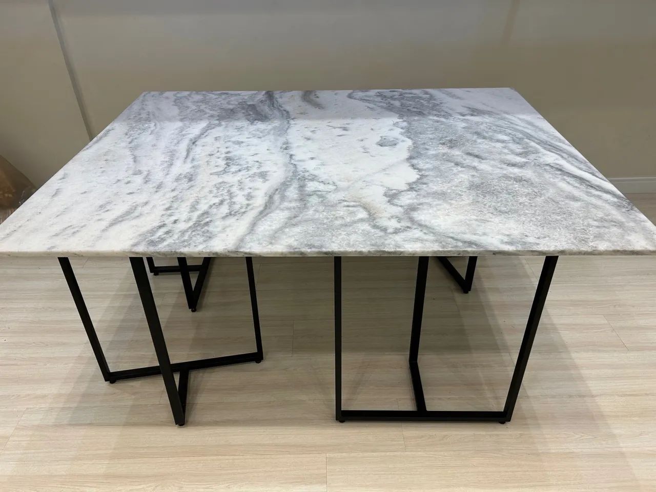 Mesa de Jantar de Mármore Branco          com Base de  Ferro   Com 1,80 mt x 1,60 mt