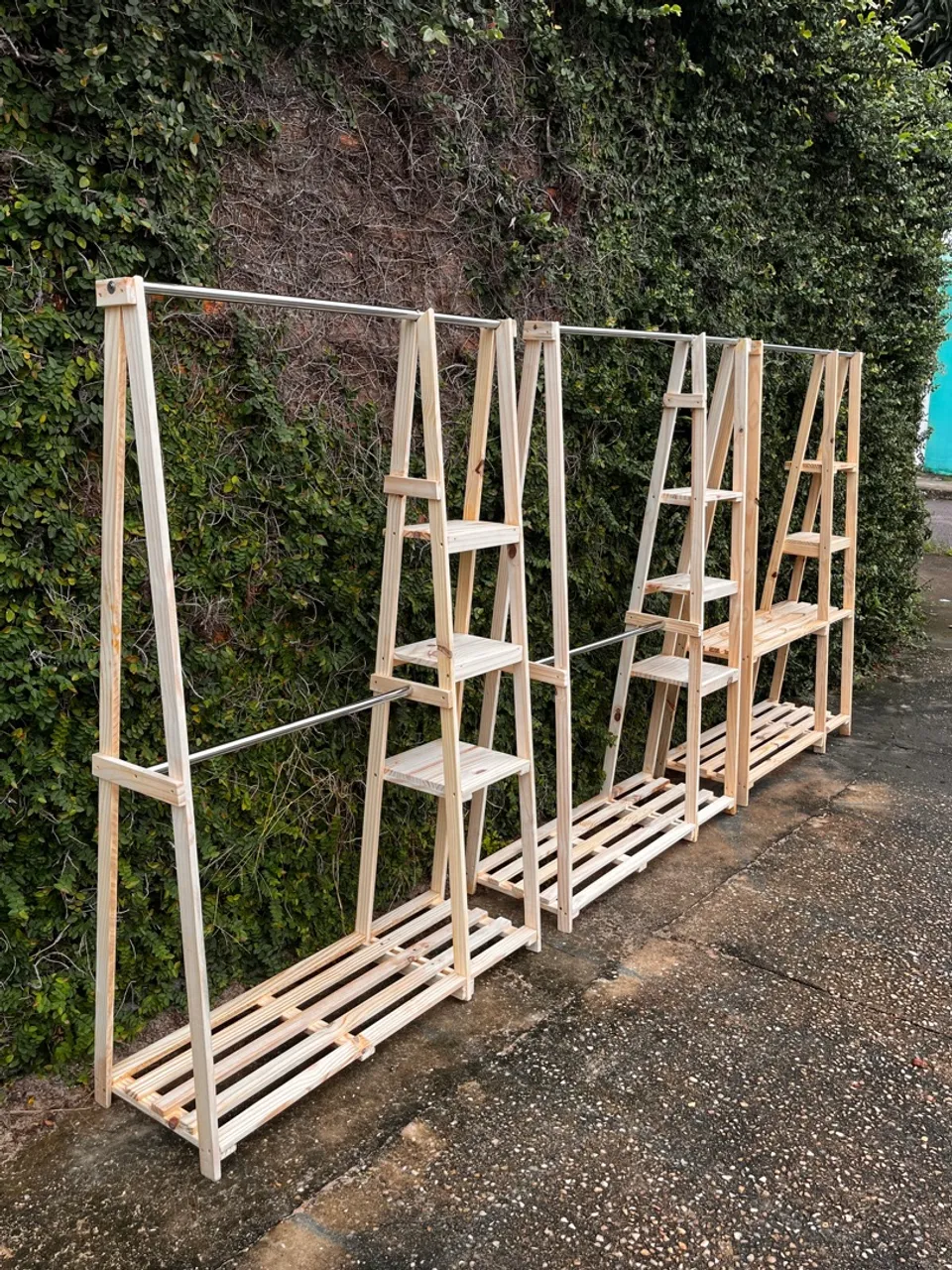 Araras e Prateleiras de Madeira Artesanais