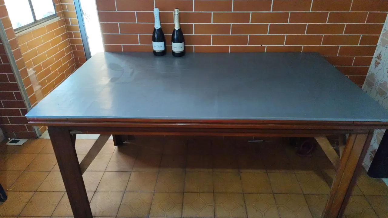 Mesa de Jantar em Madeira com Tampo Cinza