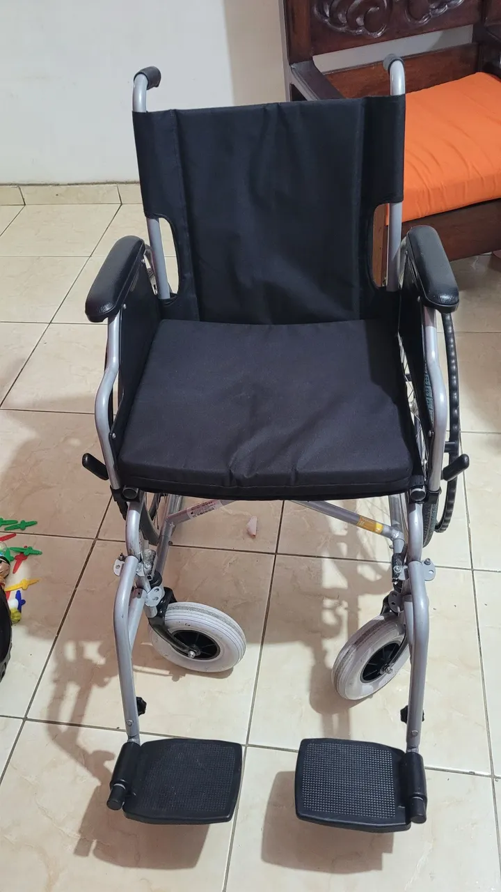 Cadeira de rodas dobrável