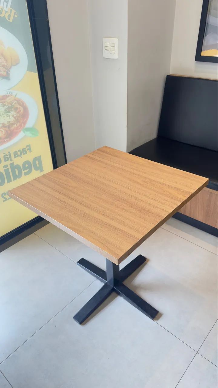 Mesa Quadrada 70x70cm Base Metálica Preto