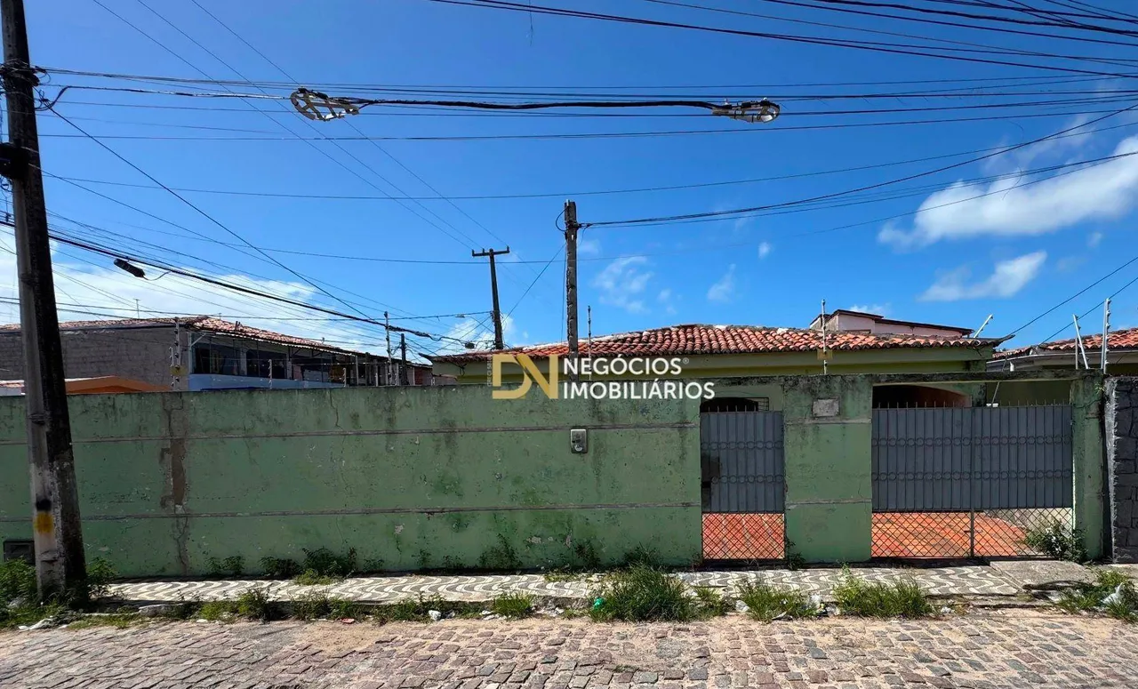 Casa de esquina com 3 dormitórios, ideal para construção de Kitnets à venda, 148 m² por R$