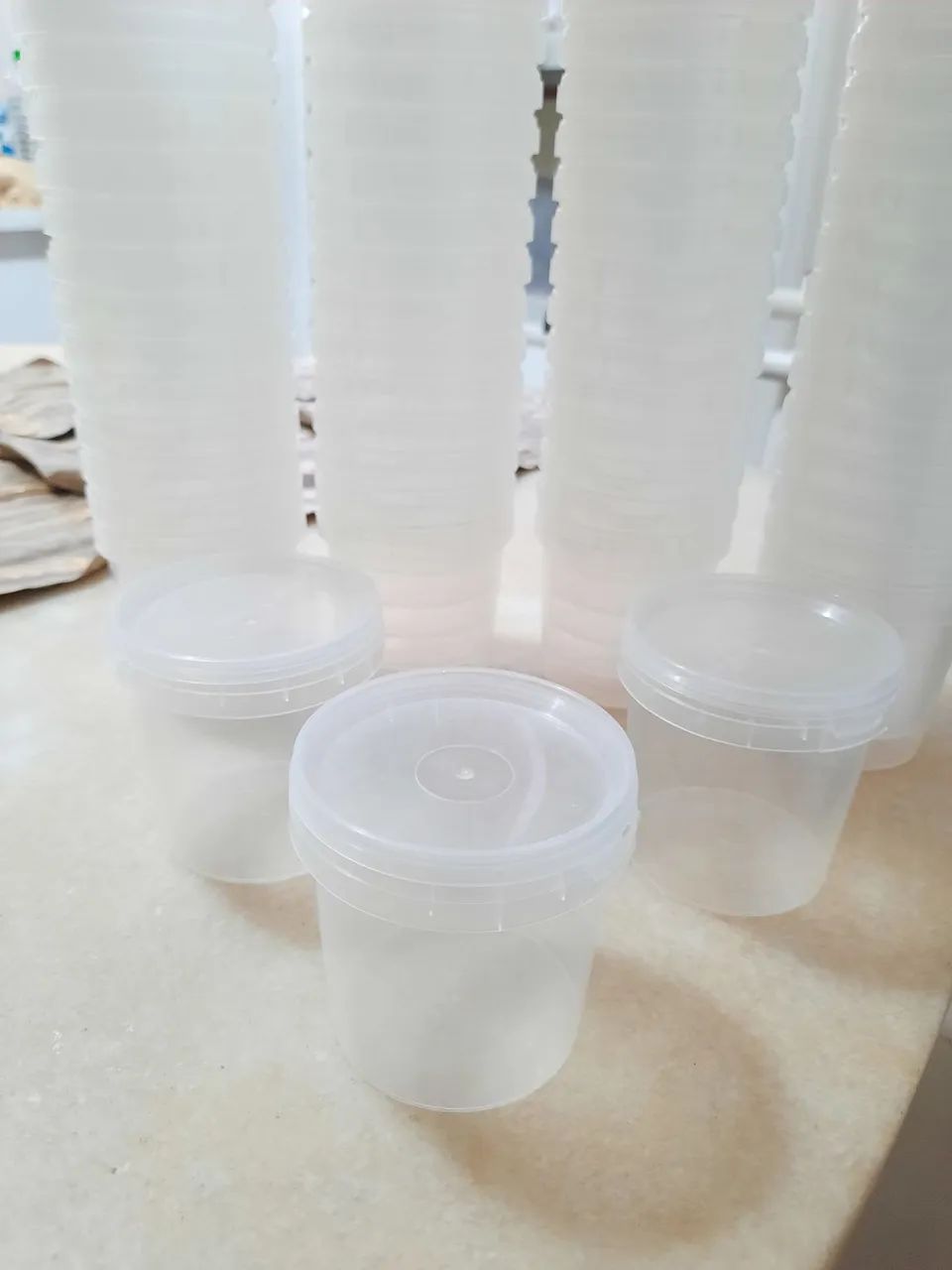 Potes plásticos com tampa 220ml