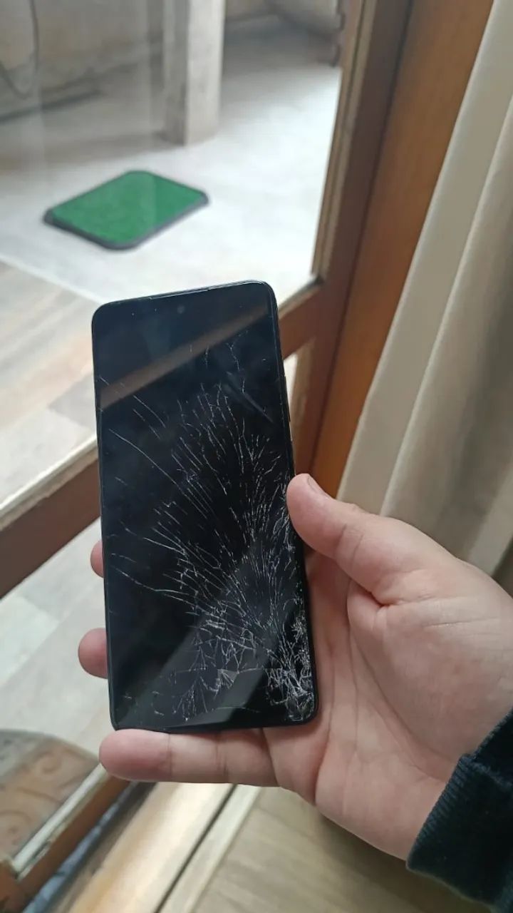 Celular infinix hot 40 pro - Tela Trincada - Foto 2