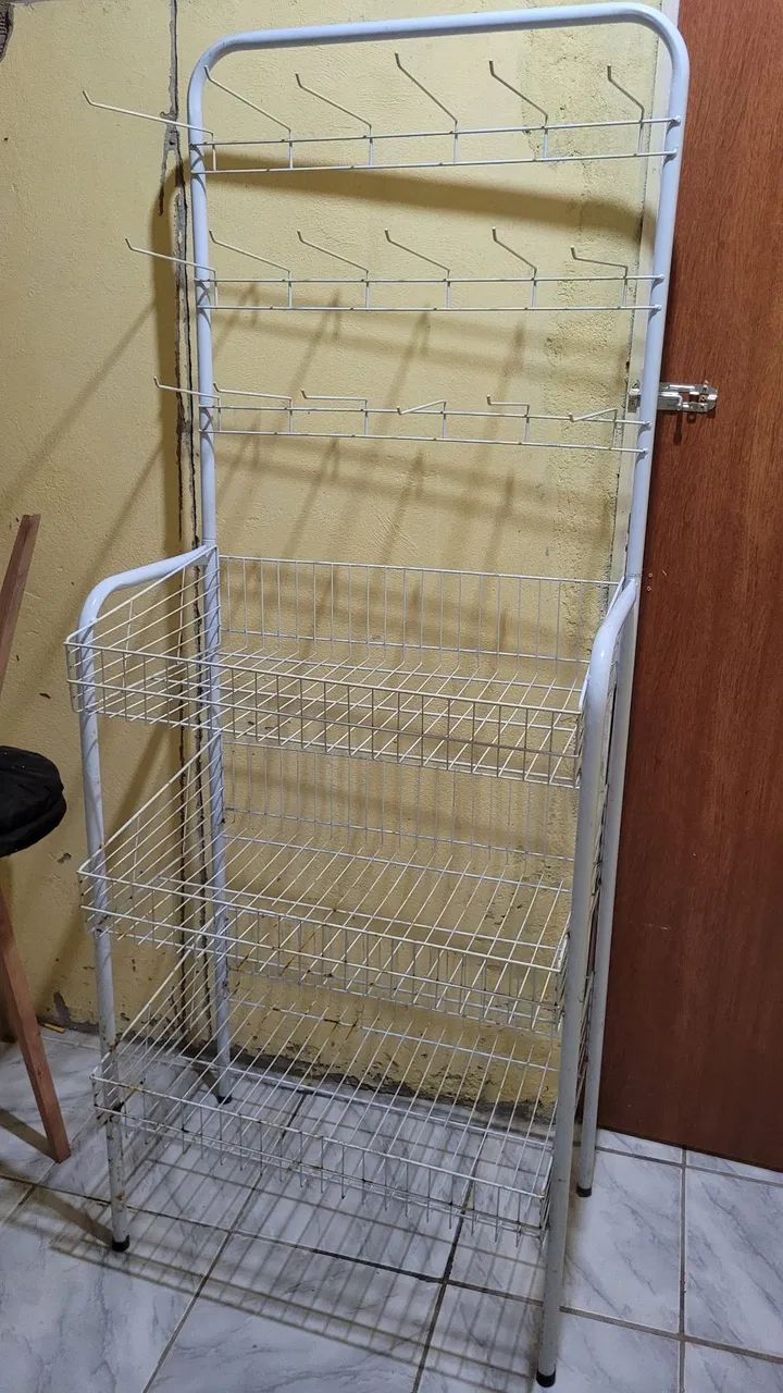 EXPOSITOR ARARA COM CESTO E GANCHO PARA ROUPAS - Foto 3