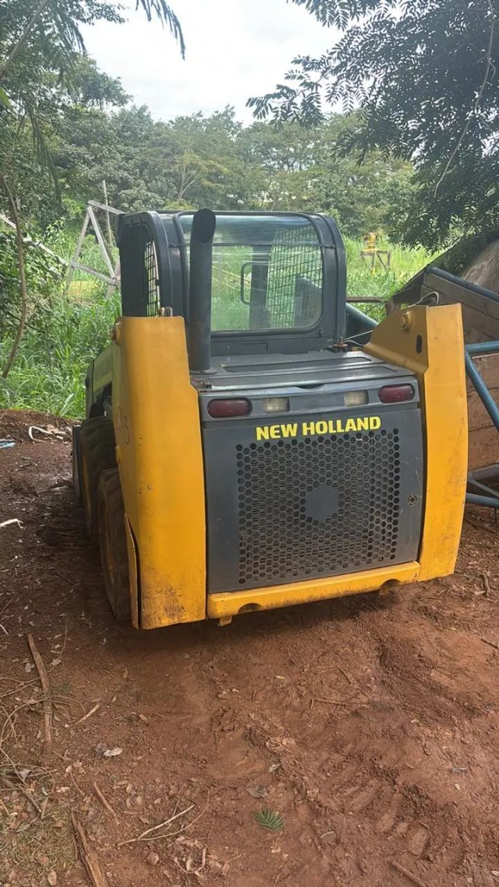 Mini Carregadeira New Holland 2014 L215 Concha e Vassoura  - Foto 2