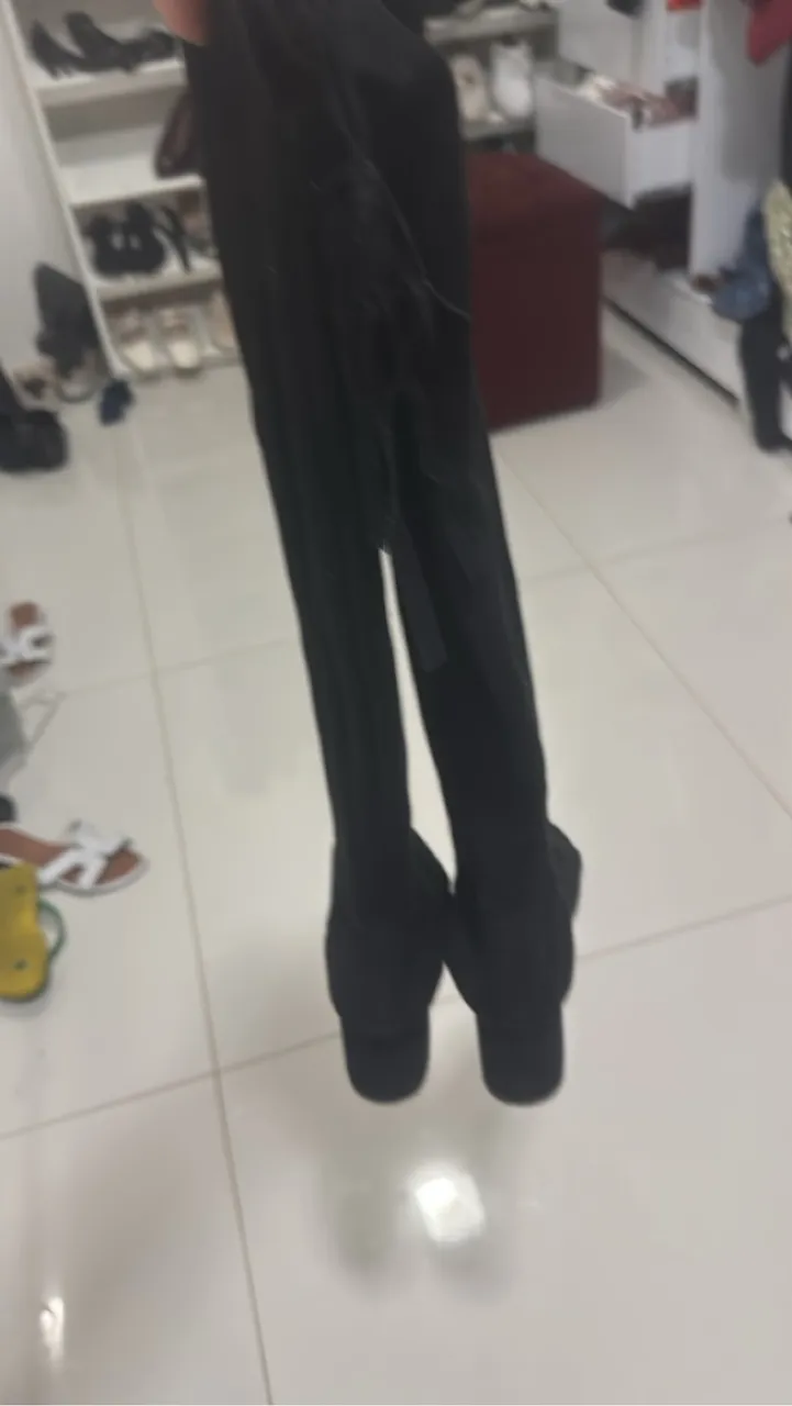 Bota só foi usado uma vez, está seminova