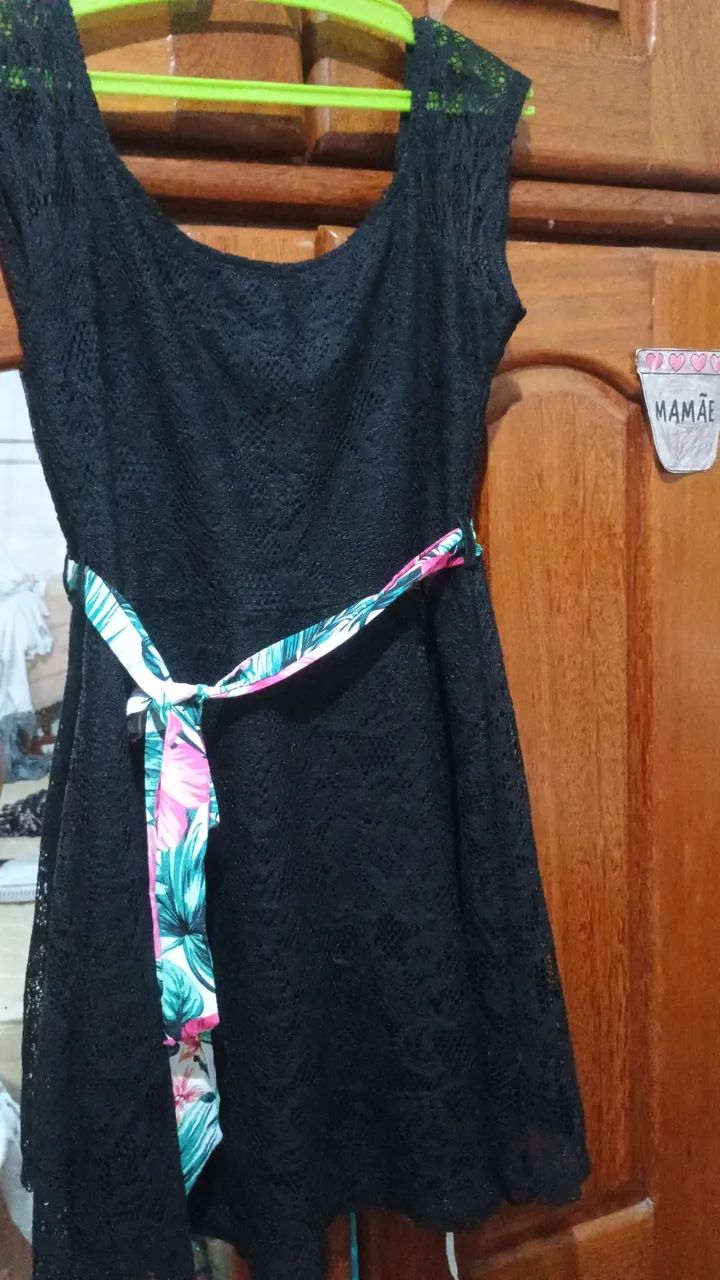 Vestido preto com cinto floral