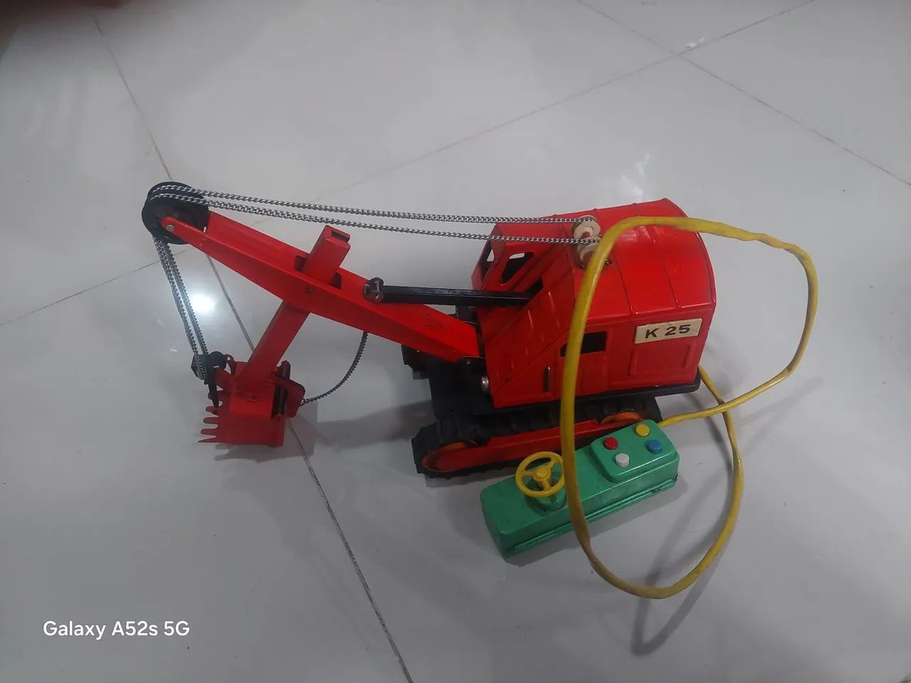 Escavadeira de brinquedo vintage rara  K25 com controle remoto