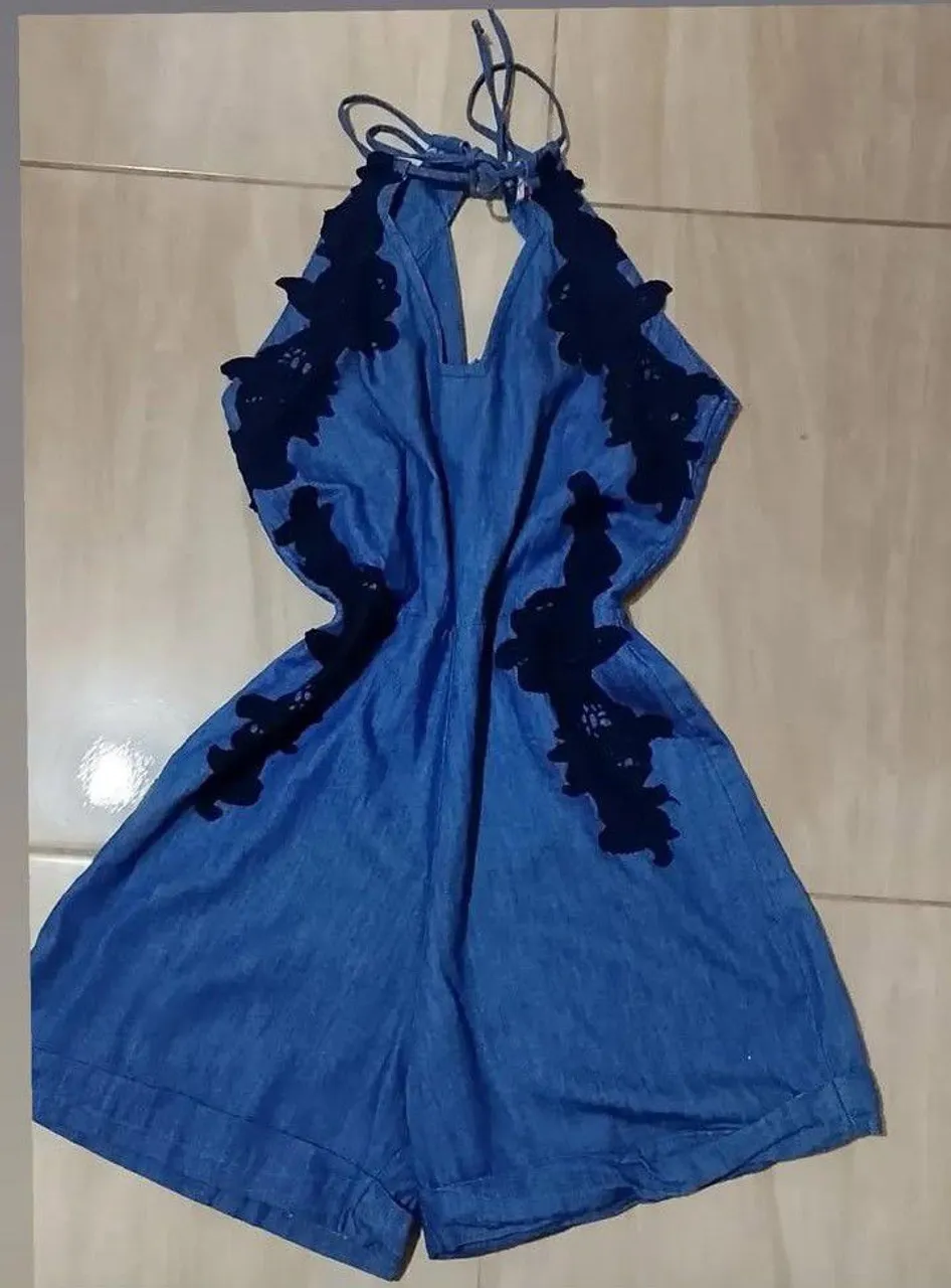 Macacão Jeans com Detalhe em Renda