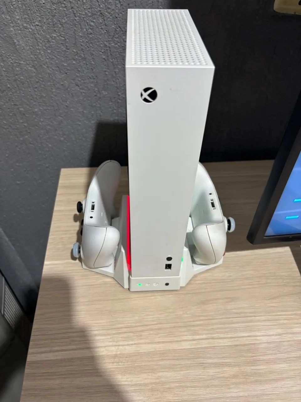 Xbox Series S com dois controles