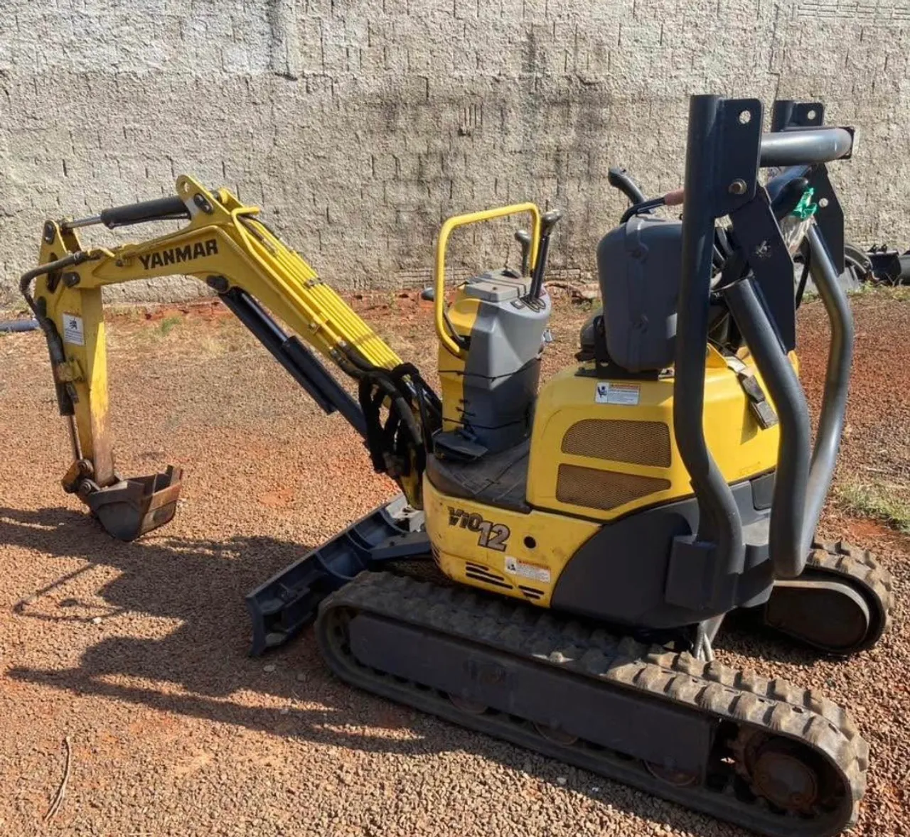 Miniescavadeira Yanmar ViO12 - Excelente Estado