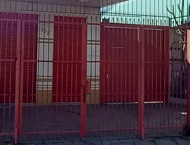 Grade de ferro pintada e portão contra peso
