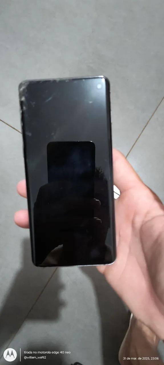 celular Galaxy s10+ com a tela quebrada