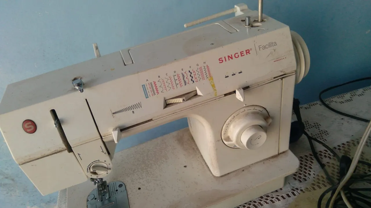 Máquina de Costura Singer Facilita - Usada