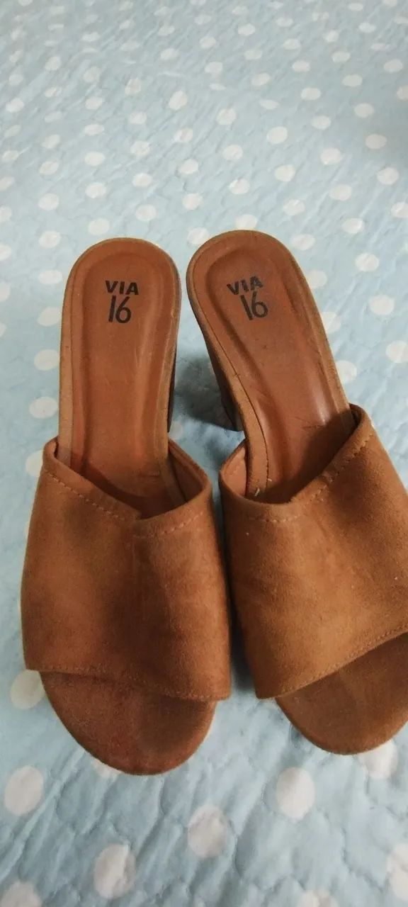 Tamanco na cor marrom claro 