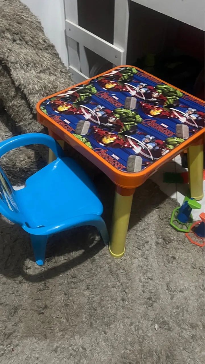 Mesa e cadeira infantil dos Vingadores - Foto 3