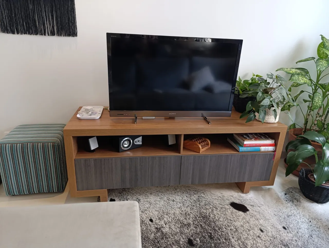 Rack para TV moderno em madeira com gavetas