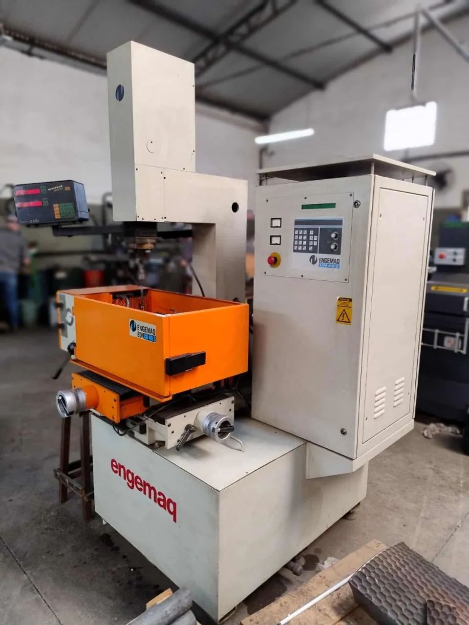 Eletroerosão Engemac EDM CN40S - vendo ou troco