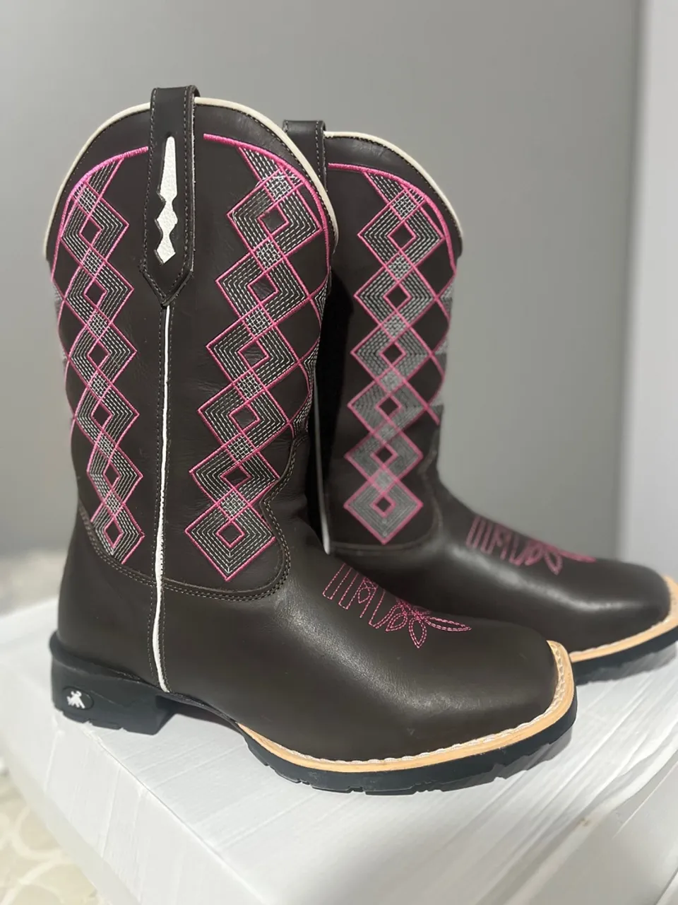 Botas Cowboy Marrons com Bordados Rosa