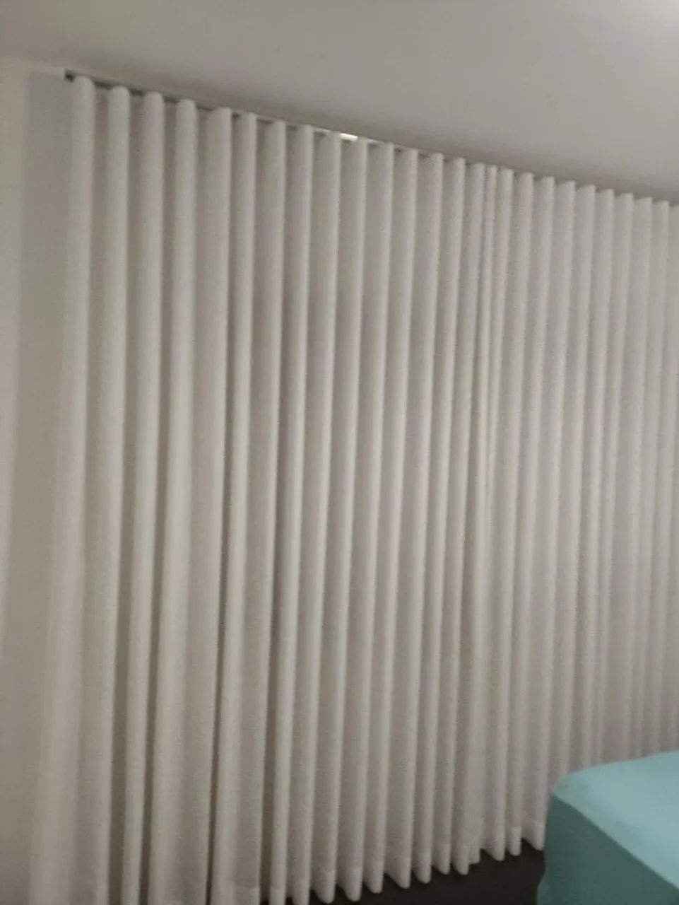 Cortinas de tecido branca com forro em linho e trilho suíço  - Foto 3